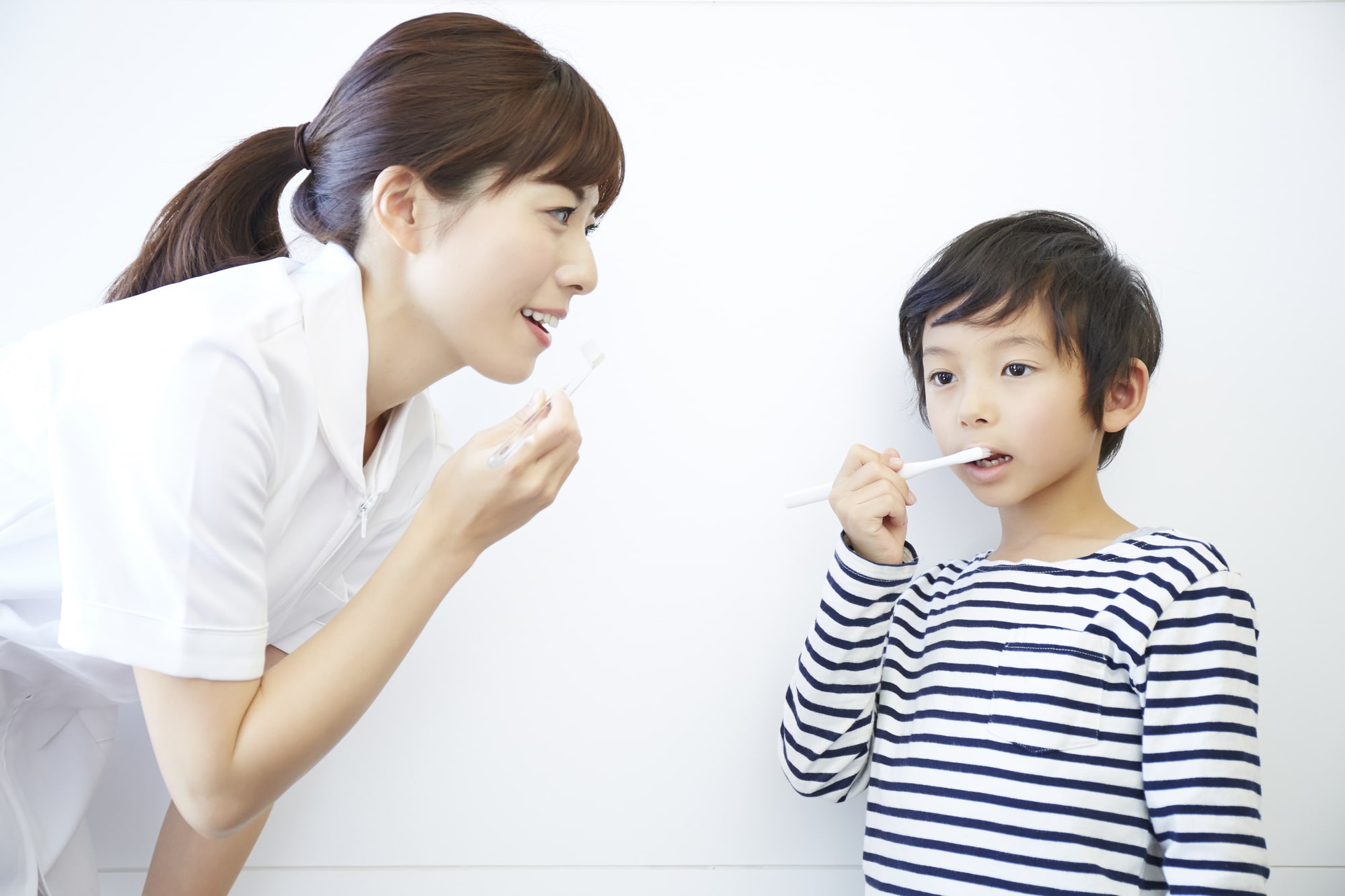 子どもの正しい歯磨き方法 | 仕上げ磨きはいつまで？楽しく歯磨きさせるには？ママ・パパのお悩みをまとめて解説