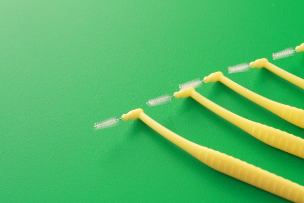 歯垢をしっかり取るための歯間ブラシの使い方大全 | 選び方・動かし方・保管方法など