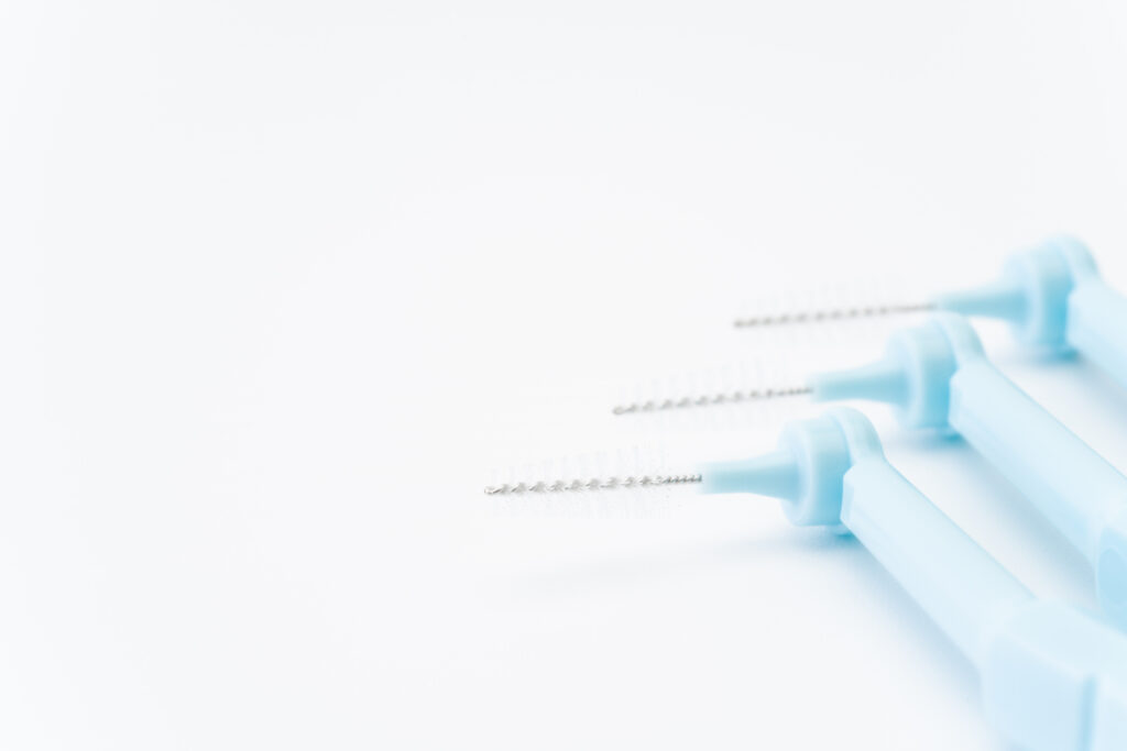 フロスと歯間ブラシはどっちを使えばいい?併用すべき?プロが解説します