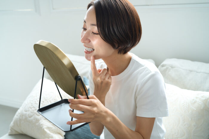 フロスが切れる理由は？糸が毛羽立つ理由や歯に挟まった糸の対処法も解説