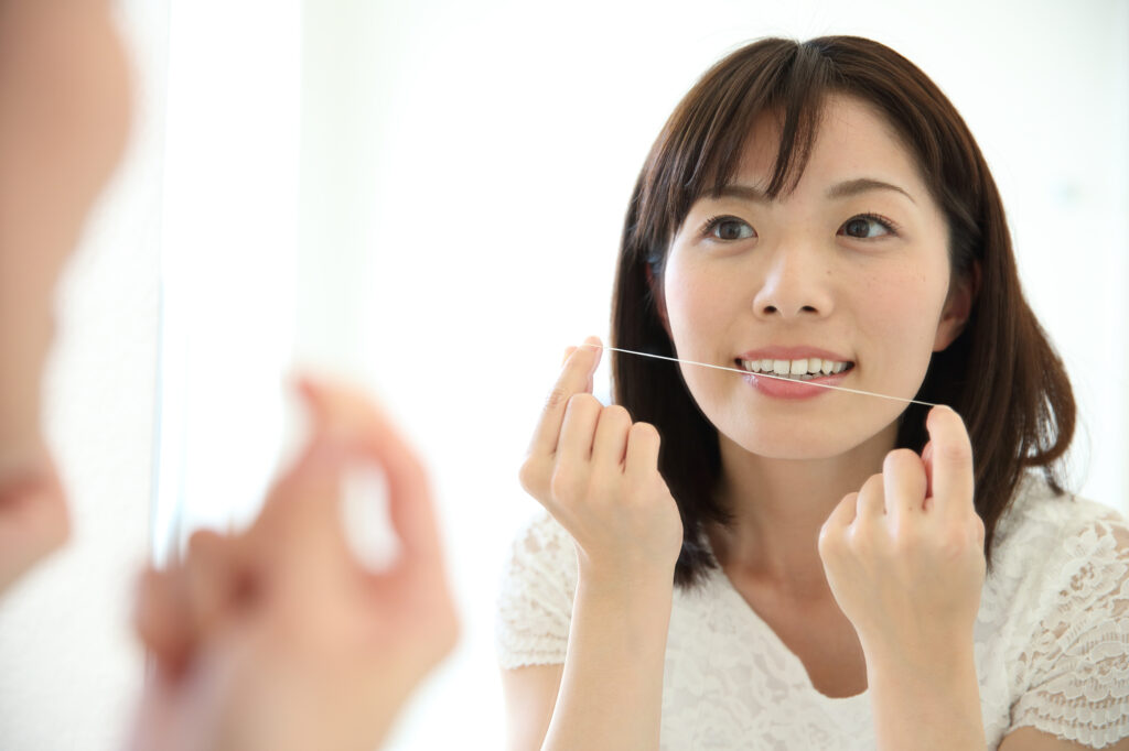 糸巻きタイプのフロスの使い方とは?奥歯に通すコツや正しい使い方も解説