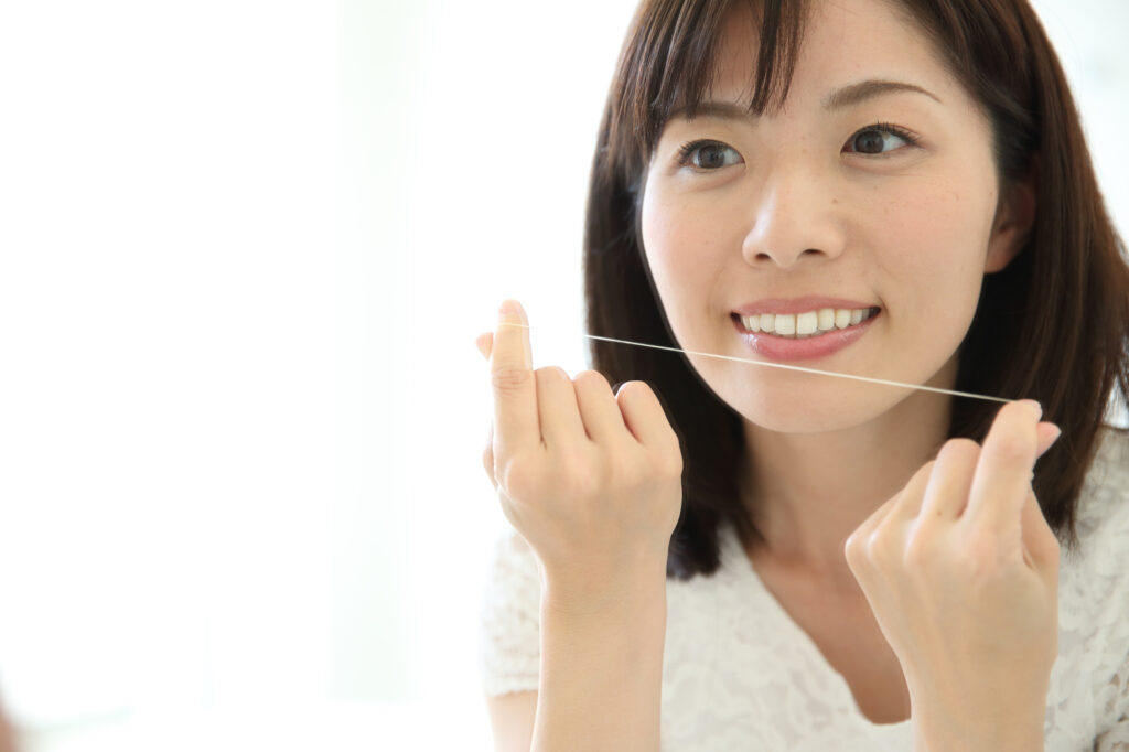 フロスに時間がかかる方必見！考えられる原因と基本的な使い方・歯ぐきを痛めないコツを解説