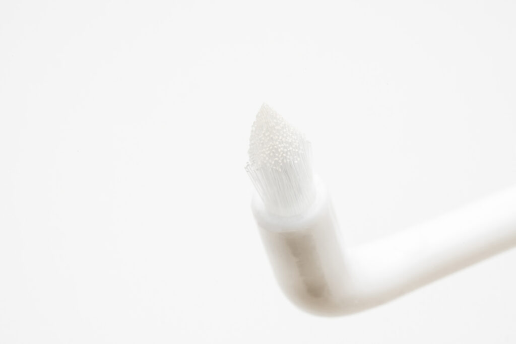 矯正中はフロスを使うべき？矯正用フロスの使い方や併用したいアイテムをご紹介