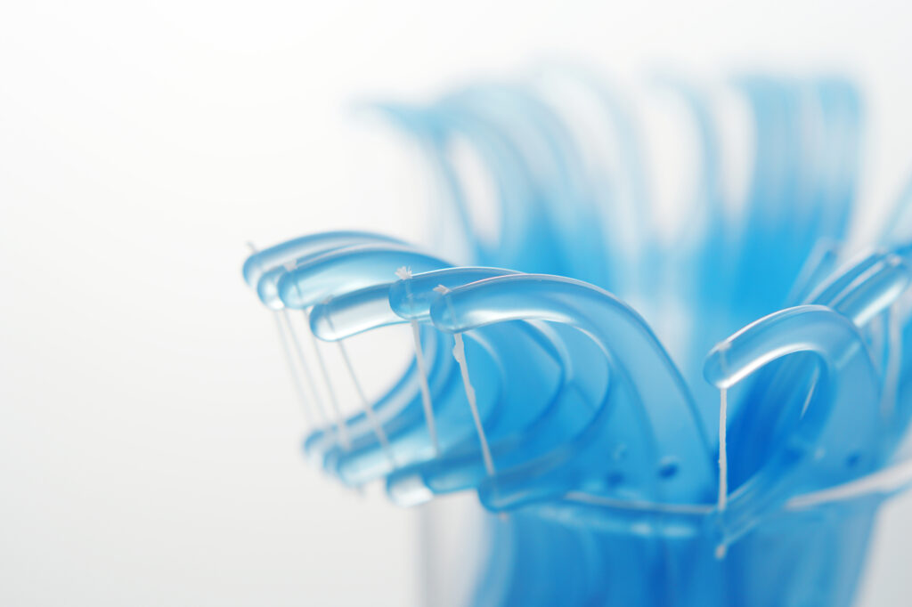 フロスに時間がかかる方必見！考えられる原因と基本的な使い方・歯ぐきを痛めないコツを解説