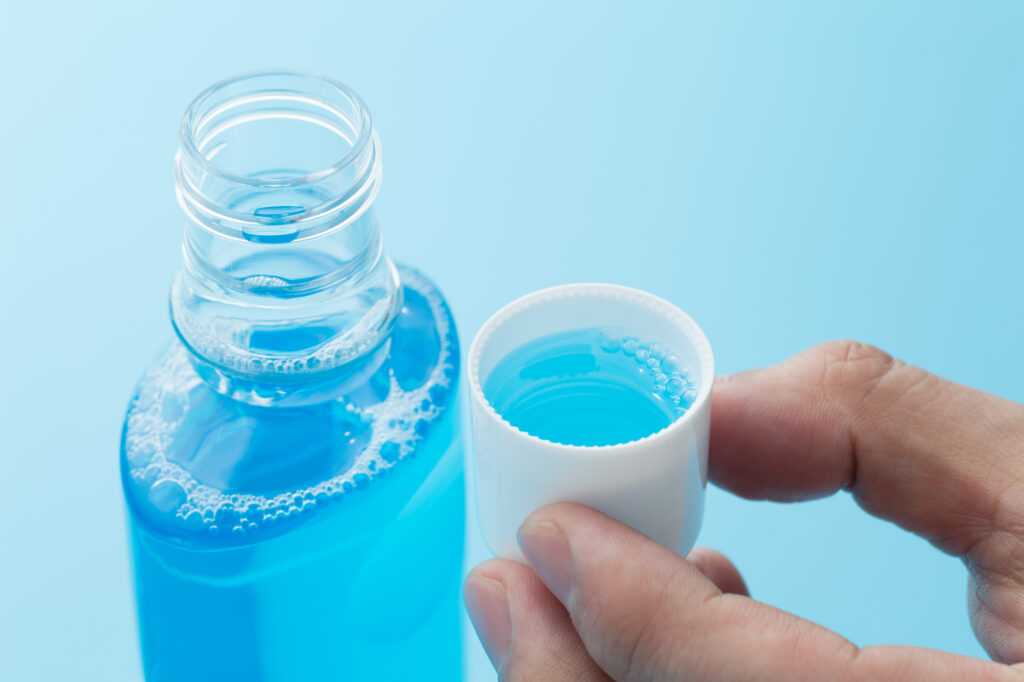 矯正中はフロスを使うべき？矯正用フロスの使い方や併用したいアイテムをご紹介