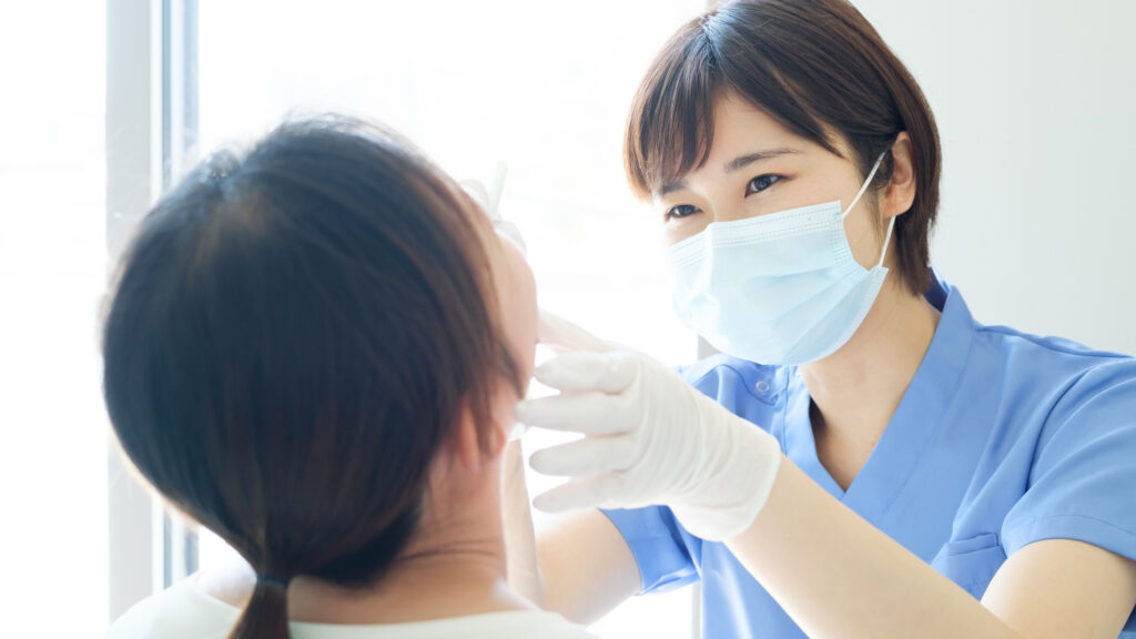 フロスが切れる理由は?糸が毛羽立つ理由や歯に挟まった糸の対処法も解説