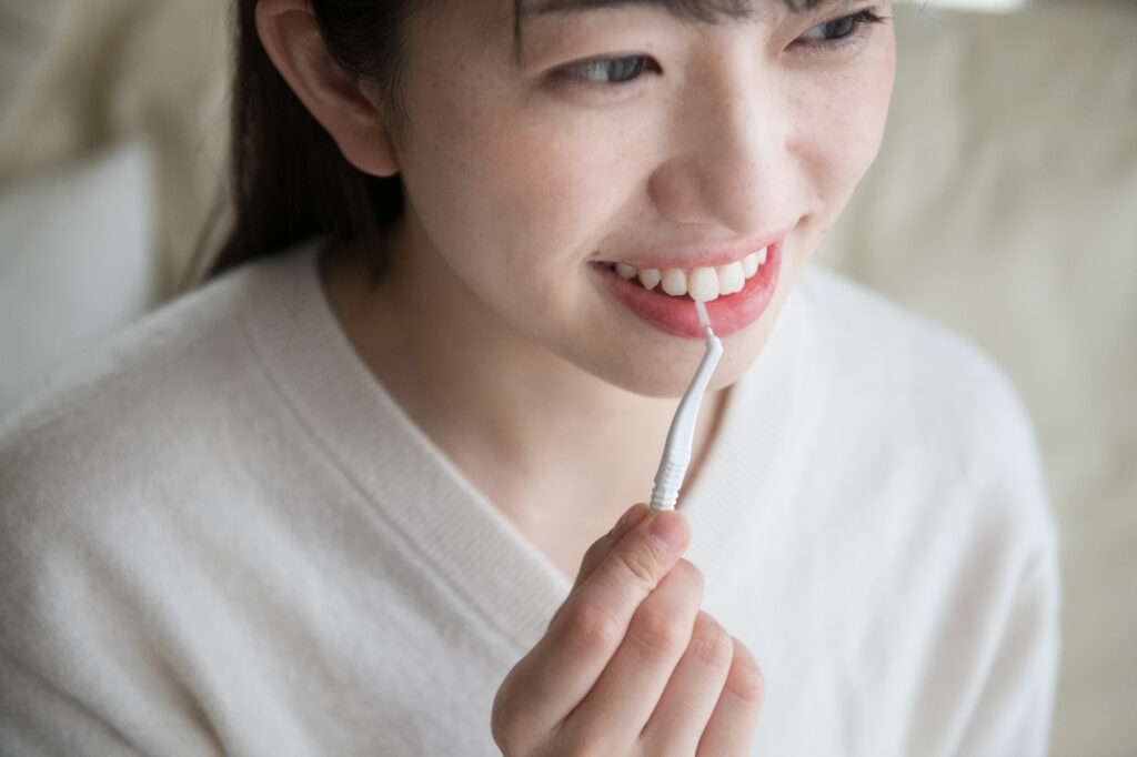フロスと歯間ブラシはどっちを使えばいい?併用すべき?プロが解説します