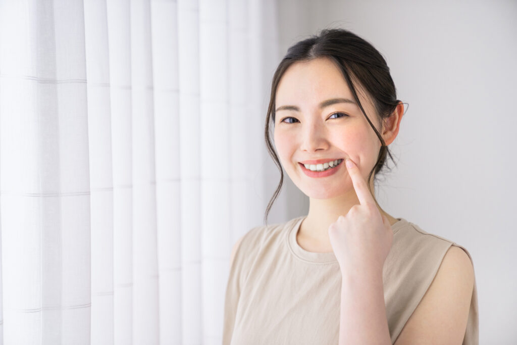 奥歯にデンタルフロスができない方必見！正しいやり方や代替アイテムをプロが解説