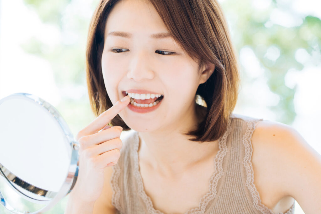 虫歯予防にフロスは有効?効果的な使い方やデンタルケアの基本を解説