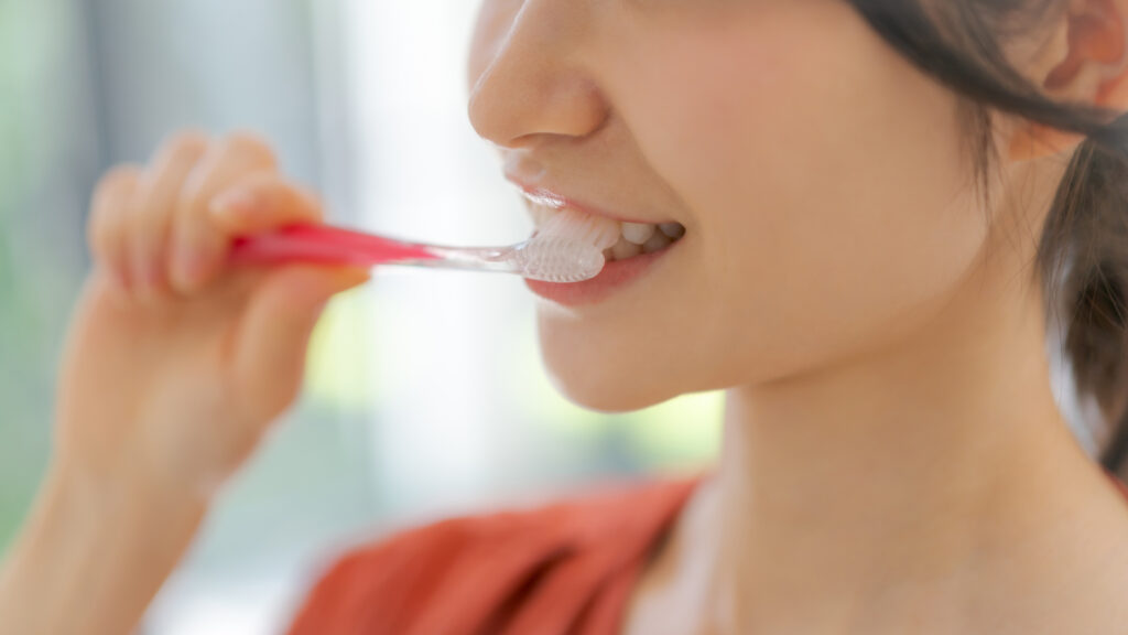 研磨剤入りの歯磨き粉はよくないの？メリット・デメリットと使用頻度を解説