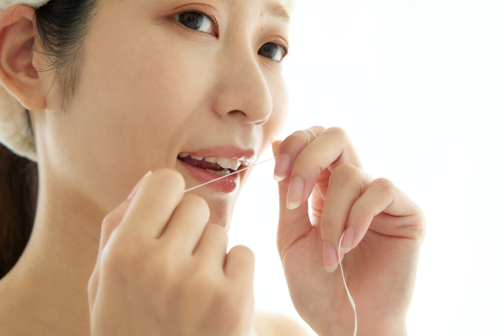 糸巻きタイプのフロスの使い方とは?奥歯に通すコツや正しい使い方も解説