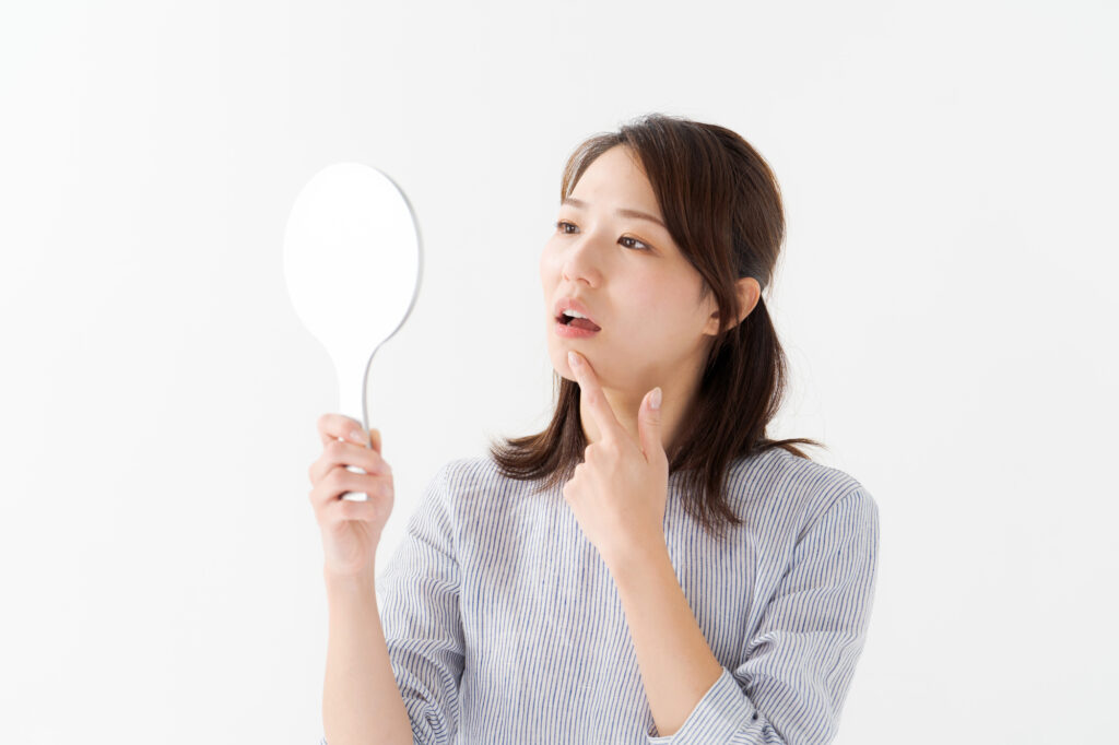 奥歯にデンタルフロスができない方必見！正しいやり方や代替アイテムをプロが解説