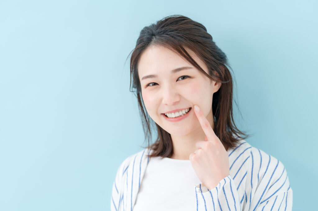 フロスが切れる理由は?糸が毛羽立つ理由や歯に挟まった糸の対処法も解説