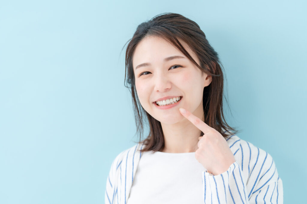 矯正中はフロスを使うべき？矯正用フロスの使い方や併用したいアイテムをご紹介