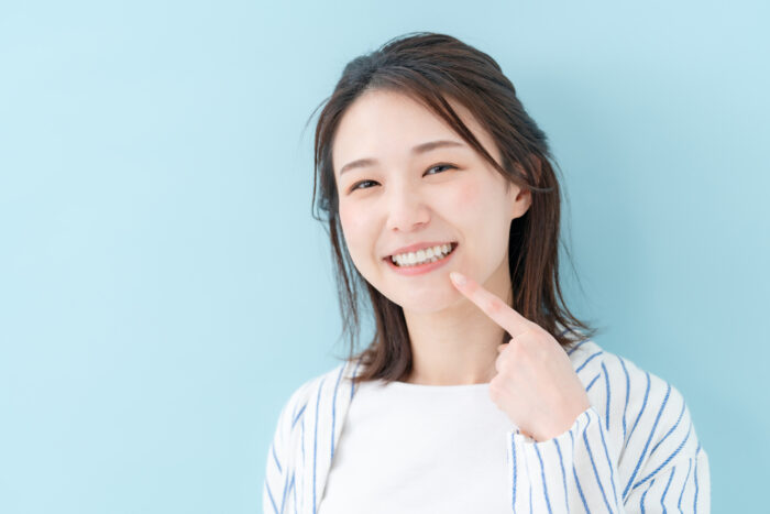 矯正中はフロスを使うべき？矯正用フロスの使い方や併用したいアイテムをご紹介